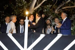 El presidente Javier Milei se acerca a la plaza Republica del Uruguay para le festejo de Januca de la comunidad judía.
Lo acompaña , el juez de la corte suprema Lorenzetti y el embajador de USA Marck Stanley