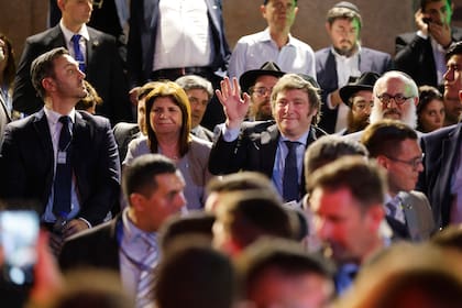 El presidente Javier Milei se acerca a la plaza Republica del Uruguay para le festejo de Januca de la comunidad judía.
Junto a Patricia Bullrich y Luis Petri