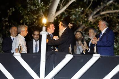 El presidente Javier Milei se acerca a la plaza Republica del Uruguay para le festejo de Januca de la comunidad judía.
Lo acompaña , el juez de la corte suprema Lorenzetti y el embajador de USA Marck Stanley