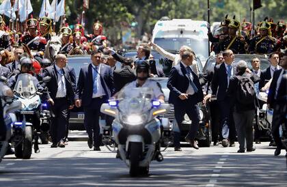 El presidente Javier Milei se dirige a la Casa Rosada