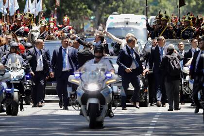El presidente Javier Milei se dirige a la Casa Rosada