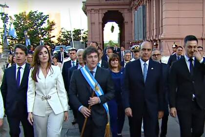 El presidente Javier Milei se dirige con sus ministros a la Catedral Metropolitana