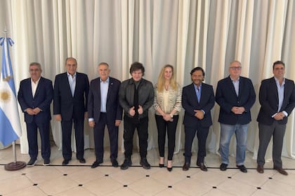 El Presidente Javier Milei se reunió anoche en la Quinta de Olivos con los Gobernadores de Salta, Gustavo Sáenz; de Catamarca, Raúl Jalil; de Tucumán, Osvaldo Jaldo; y de Misiones, Hugo Passalacqua.
También estuvieron presentes la Secretaria General de la Presidencia, Karina Milei, el Jefe de Gabinete, Guillermo Francos y el Vicejefe de Gabinete del Interior, Lisandro Catalán.