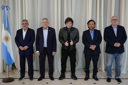 Gustavo Sáenz y otros gobernadores junto con Javier Milei en una reunión en la Quinta de Olivos.