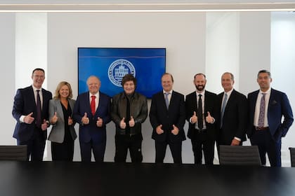 El presidente Javier Milei se reunió con el fundador y presidente de Continental Resources, Harold Hamm (tercero desde la izquierda), en septiembre pasado