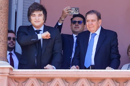 El presidente Javier Milei se reunió con el líder opositor venezolano González Urrutia y salieron a saludar al balcón de casa rosada