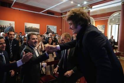 El presidente Javier Milei se reunió hoy con legisladores en el Salón Héroes de Malvinas de la Casa Rosada, acompañado por la secretaria general de la Presidencia, Karina Milei; la ministra de Seguridad, Patricia Bullrich; y el presidente de la Cámara de Diputados, Martín Menem.