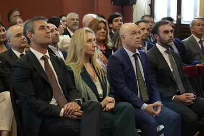 El presidente Javier Milei se reunió hoy con legisladores en el Salón Héroes de Malvinas de la Casa Rosada; estuvieron, entre otros, la secretaria general de la Presidencia, Karina Milei, y el presidente de la Cámara de Diputados, Martín Menem