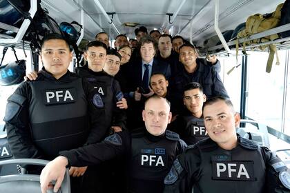 El presidente Javier Milei subió a un colectivo de la Policía Federal y saludó a los efectivos