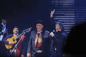 Milei se subió al escenario, cantó junto al Chaqueño Palavecino y le agradeció a Córdoba por "ayudarlo a ser presidente"