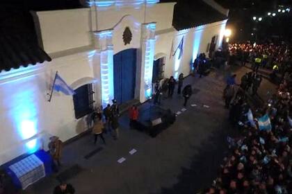 El presidente Javier Milei y el gobernador, Osvaldo Jaldo, liderarán esta noche la firma del Pacto de Mayo en la emblemática Casa Histórica. La ceremonia se llevará a cabo pasada la medianoche.