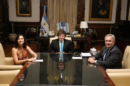 El presidente Javier Milei y el ministro de Relaciones Exteriores, Comercio Internacional y Culto, Pablo Quirno, recibieron a la presidenta de la Comunidad de Madrid, Isabel Díaz Ayuso, en Casa Rosada