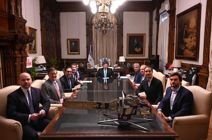 El presidente Javier Milei y el ministro de Economía, Luis Caputo, recibieron en Casa Rosada a directivos de MidOcean Energy.