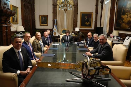 El presidente Javier Milei y el ministro de Economía Luis Caputo recibieron hoy al presidente del Banco Interamericano de Desarollo (BID), Ilan Goldfajn, y autoridades de la institución, en la Casa Rosada
