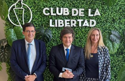 El presidente Javier Milei y la secretaria general de la Presidencia, Karina Milei, fueron recibidos en Corrientes por el titular de la Fundación Club de la Libertad, Alberto Medina Méndez