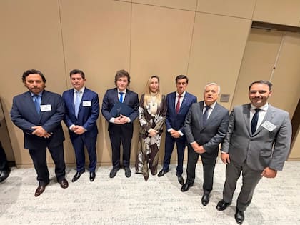 El Presidente Javier Milei y la Secretaria General de la Presidencia, Karina Milei, junto a los gobernadores Gustavo Sáenz (Salta), Marcelo Orrego (San Juan), Carlos Sadir (Jujuy), Alfredo Cornejo (Mendoza) y Juan Pablo Valdés (Corrientes), en el marco de la Argentina Week en Nueva York. 10/03/2026