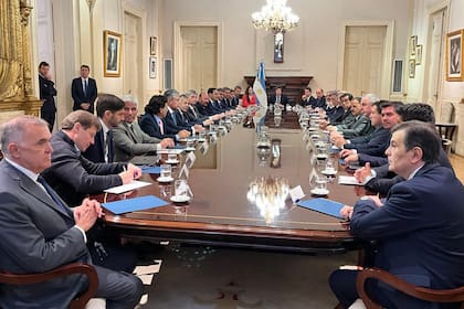 El presidente Javier Milei y los gobernadores, en un encuentro que mantuvieron en los primeros días de la gestión