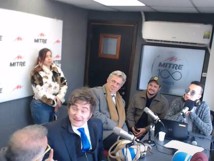 El presidente Javier Milei y Nicolás Pino, titular de la Sociedad Rural Argentina, durante una entrevista radial en el predio ferial de la entidad en Palermo