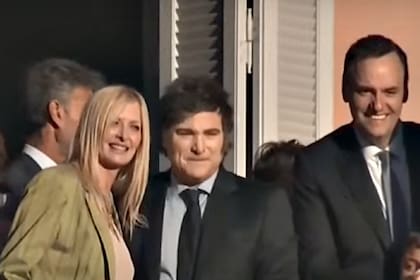 El presidente Javier Milei y su equipo en el balcón de la Casa Rosada