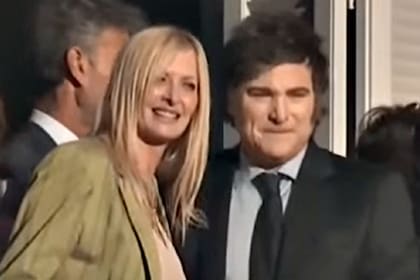 El presidente Javier Milei y Yuyito González en el balcón de la Casa Rosada