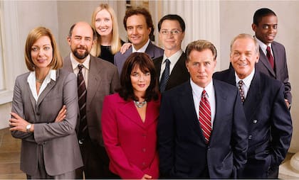 El presidente Jed Bartlet (Martin Sheen), sus funcionarios y sus asesores, los protagonistas de The West Wing, el drama político que fue un éxito a principios del 2000