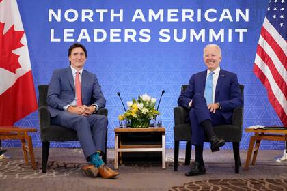 El presidente Jode Biden se reúne con el primer ministro canadiense Justin Trudeau en el hotel Presidente Intercontinental, de la Ciudad de México, el martes 10 de enero de 2023. (AP Foto/Andrew Harnik)