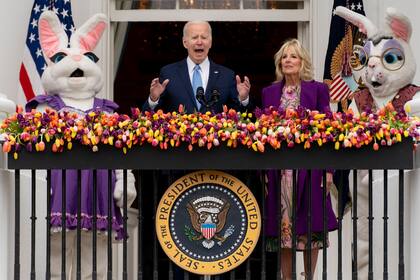 El presidente Joe Biden, acompañado por la primera dama Jill Biden y personas disfrazadas con motivo de Pascua, en un balcón de la Casa Blanca en Washington el 18 de abril de 2022.   (Foto AP /Andrew Harnik)