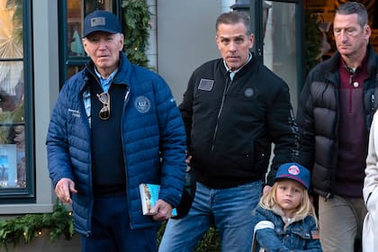 El presidente Joe Biden acompañado por su hijo Hunter Biden y su nieto Beau en Nantucket, Massachusetts