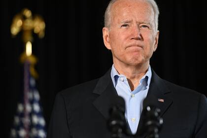 El presidente Joe Biden al hablar en su visita a Surfside (SAUL LOEB / AFP)