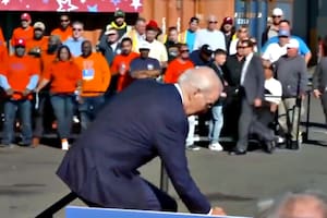 Otro tropezón de Biden: casi se cae al subir a un escenario en Filadelfia