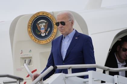 El presidente Joe Biden, al llegar al aeropuerto de Pittsburgh. (AP/Alex Brandon)
