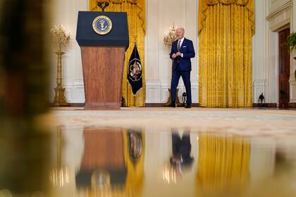 El presidente Joe Biden arriba a una conferencia de prensa en el Salón Este de la Casa Blanca, Washington, 19 de enero de 2022. (AP Foto/Susan Walsh)