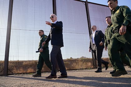 El presidente Joe Biden camina a lo largo de un tramo de la frontera entre Estados Unidos y México en El Paso, Texas, el 8 de enero de 2023. (AP Foto/Andrew Harnik, Archivo)