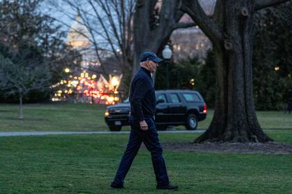 El presidente Joe Biden camina hacia el helicóptero Marine One en el jardín sur de la Casa Blanca, en Washington, el viernes 1 de marzo de 2024. (AP Foto/Andrew Harnik)