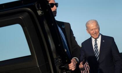 El presidente Joe Biden camina hacia su limusina blindada a su llegada a la Royal Air Force Mildenhall, Suffolk, Inglaterra, el miércoles, antes de la Cumbre del G7 de tres días. Fotografía: Brendan Smialowski / AFP / Getty Images