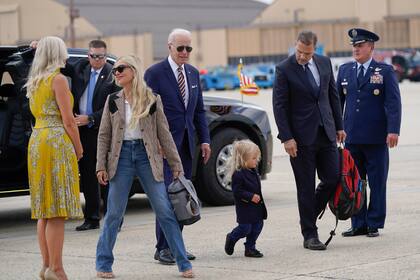 El presidente Joe Biden camina junto a su hijo Hunter Biden y su nieto Beau hacia el Air Force One en la Base Andrews (AP Photo/Manuel Balce Ceneta)