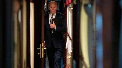 El presidente Joe Biden camina por un pasillo hasta su cabina en un tren después de una visita sorpresa al presidente ucraniano Volodimir Zelensky