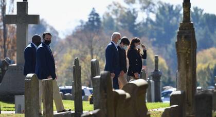 El presidente Joe Biden (centro) llega a St. Joseph en la Iglesia Católica Romana Brandywine en Wilmington, Delaware un día después de haber dado su discurso de victoria en las elecciones presidenciales de Estados Unidos en noviembre de 2020