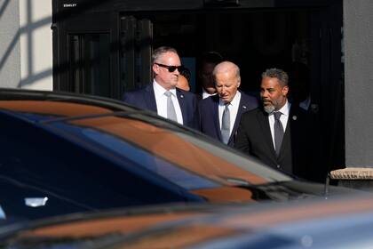El presidente Joe Biden con el representante Steve Horsford (demócrata por Nevada) tras visitar Mario's Westside Market en Las Vegas, el 16 de julio del 2024. (Foto AP/Susan Walsh)