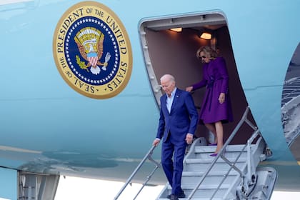 El presidente Joe Biden con sus nuevas zapatillas