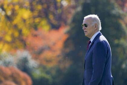 El presidente Joe Biden cruza el jardín sur de la Casa Blanca en Washington, el martes 14 de noviembre de 2023.