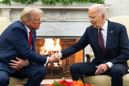 El presidente Joe Biden deberá entregarle el maletín a Donald Trump