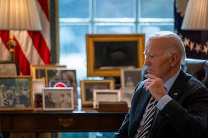 El presidente Joe Biden escucha durante una sesión informativa sobre la respuesta federal a la propagación de incendios en el área de Los Ángeles, el viernes 10 de enero de 2025, en la Oficina Oval de la Casa Blanca, en Washington
