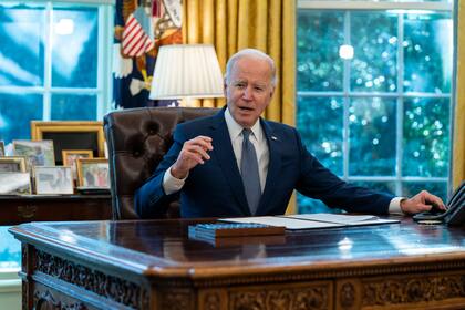 El presidente Joe Biden habla antes de firmar una orden ejecutiva para mejorar los servicios gubernamentales, en el Despacho Oval de la Casa Blanca, el lunes 13 de diciembre de 2021, en Washington. (AP Foto/Evan Vucci)