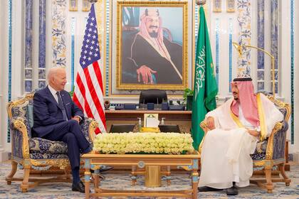 El presidente Joe Biden habla con el rey saudita, Salman ben Abdulaziz al-Saud, en el palacio Al-Salam. Photo: -/Saudi Press Agency/dpa