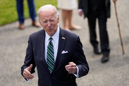 El presidente Joe Biden habla con la prensa en Aras an Uachtarain, el palacio presidencial en Dublín, Irlanda, el jueves 13 de abril de 2023