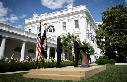 El presidente Joe Biden habla con los periodistas mientras la vicepresidenta Kamala Harris observa en el Jardín de las Rosas de la Casa Blanca el 13 de mayo de 2021.