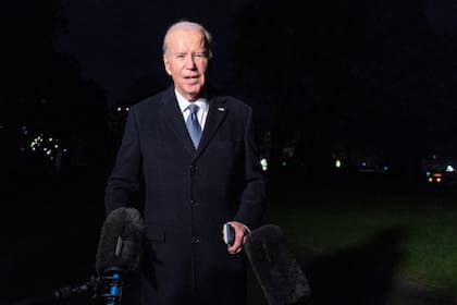 El presidente Joe Biden habla con los reporteros en el jardín sur de la Casa Blanca, el martes 5 de diciembre de 2023, en Washington, tras regresar de Boston. (AP Foto/Jacquelyn Martin)