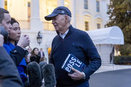 El presidente Joe Biden habla con miembros de los medios antes de abordar el Marine One en el césped sur de la Casa Blanca en Washington, el viernes 1 de marzo de 2024.