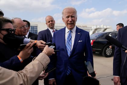 El presidente Joe Biden habla con reporteros antes de abordar el avión presidencial, el martes 12 de abril de 2022, en Des Moines, Iowa. (AP Foto/Carolyn Kaster)